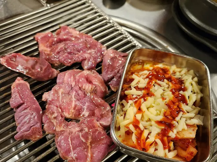 신선한 부속구이와 함께 곁들여지는 김치찌개