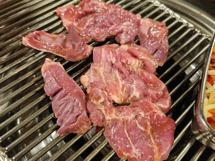 신선하고 먹음직스러운 부속구이가 불판 위에 올려져 있다.