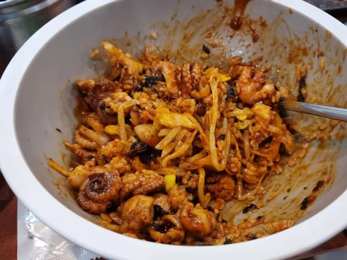 밥과 쭈꾸미를 비벼먹는 모습