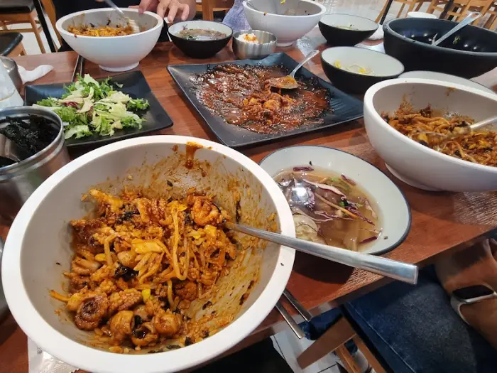 식탁 위에 차려진 다양한 음식들