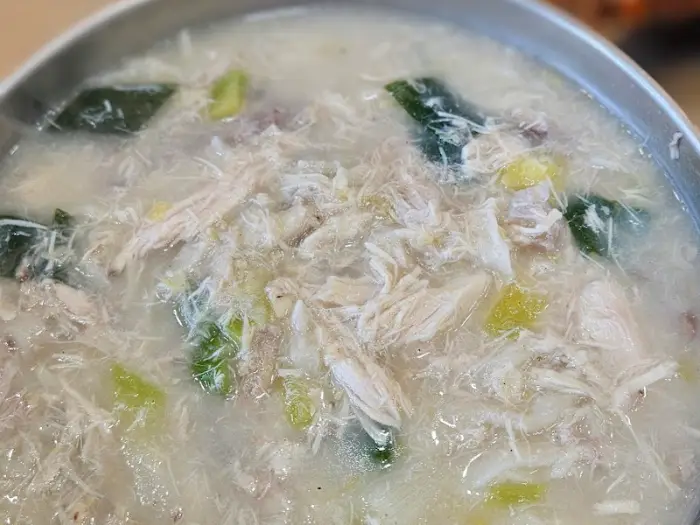 푸짐한 닭고기와 채소가 얹어진 닭칼국수
