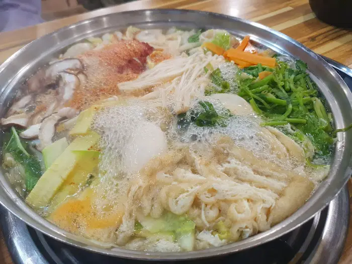 채소와 면이 풍성하게 담긴 만두전골