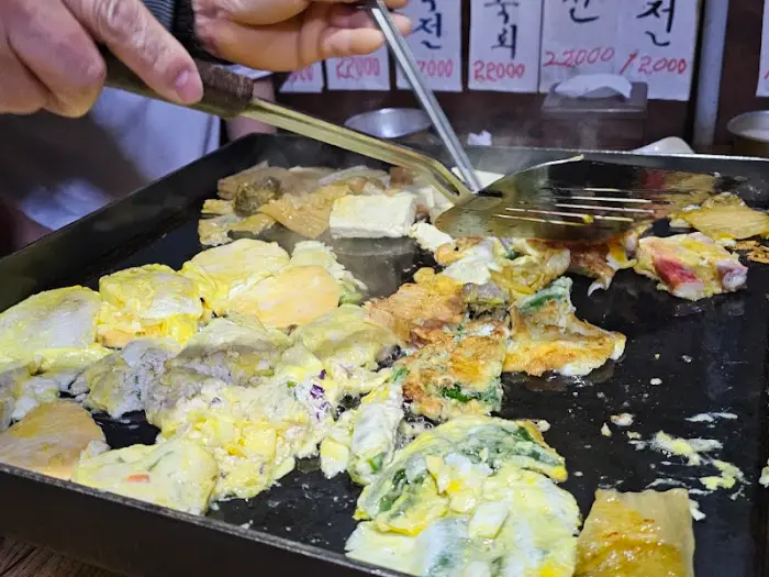 팬 위에 올려진 다양한 전 조각들