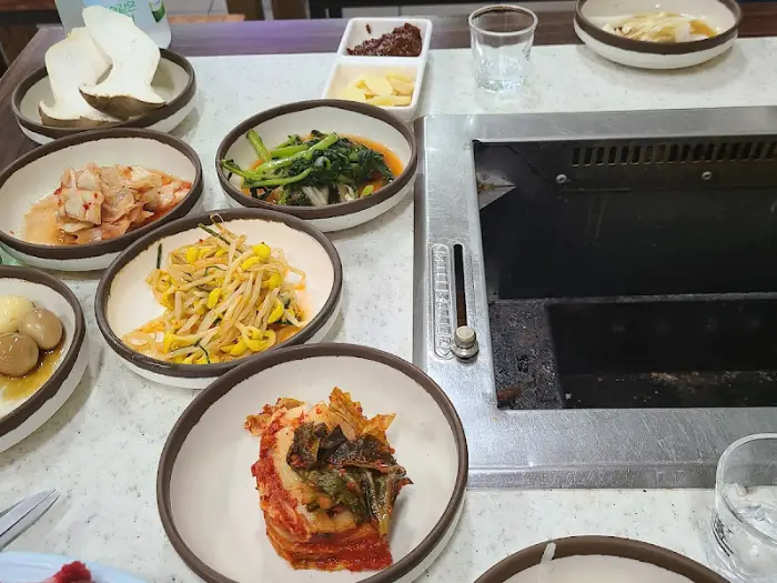 식탁 위에 차려진 다양한 한식 반찬들
