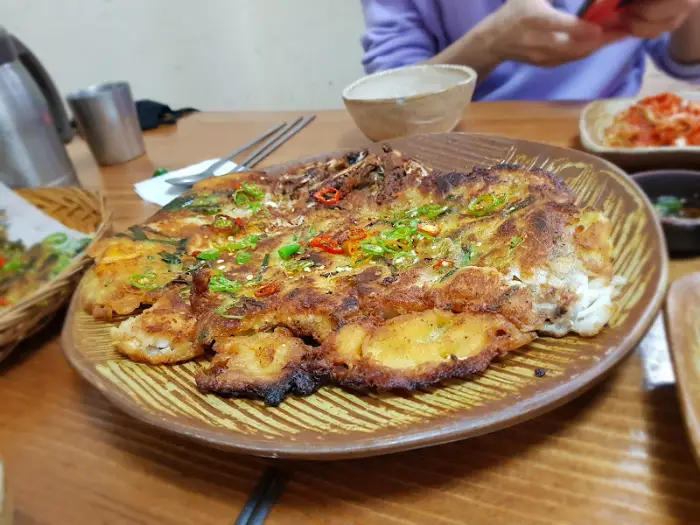 넓은 접시에 담겨 나온 바삭한 생선전