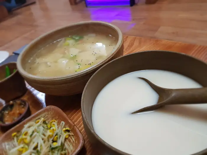 따뜻한 수제비와 뽀얀 동동주