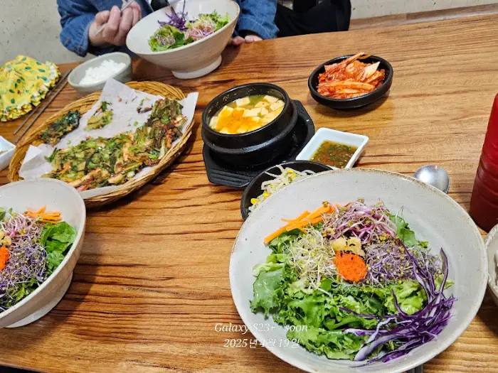 테이블에 차려진 다양한 음식들