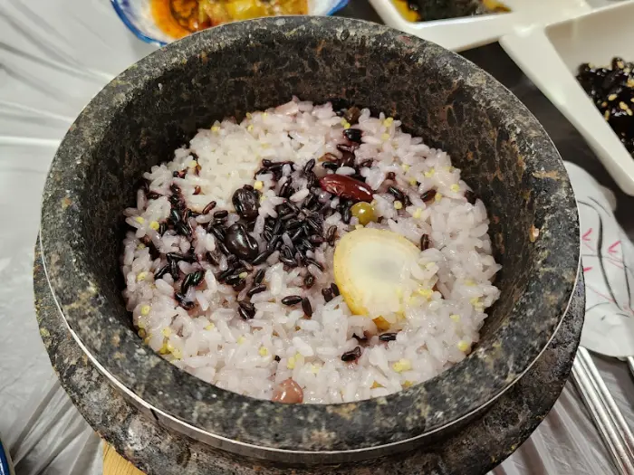 돌솥밥에 담긴 밥과 잡곡, 팥, 밤 등의 모습