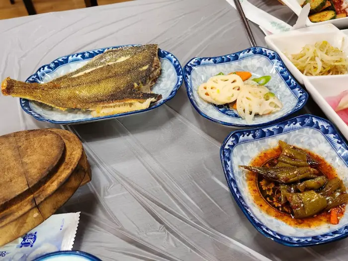 정갈하게 차려진 생선구이와 반찬들