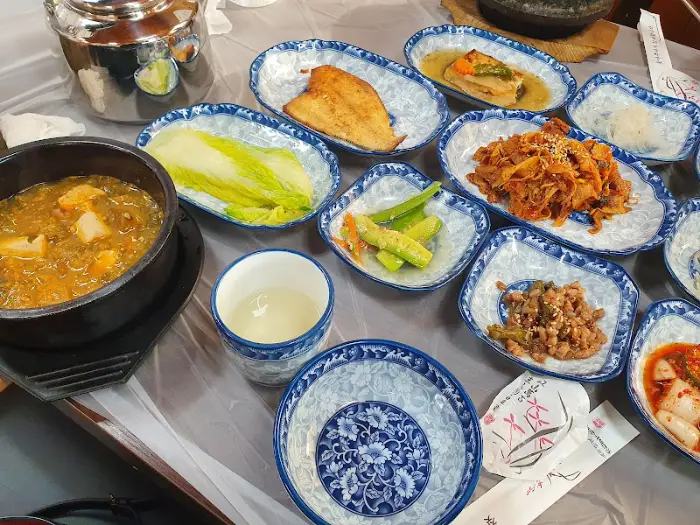 컵에 담긴 맑은 액체, 숭늉 또는 차로 추정됨