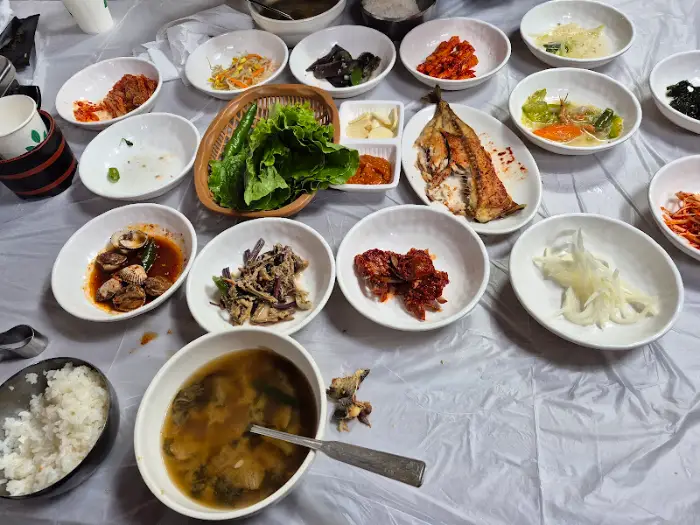 다양한 반찬과 국, 밥이 정갈하게 담겨 있습니다.