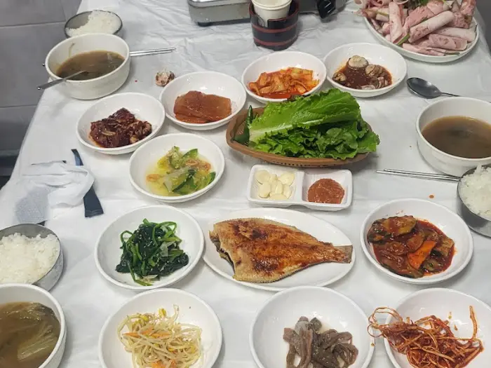 불판 위에서 지글지글 익어가는 삼겹살