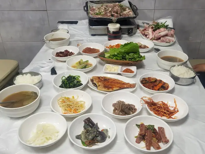 다양한 반찬들 사이로 보이는 된장국