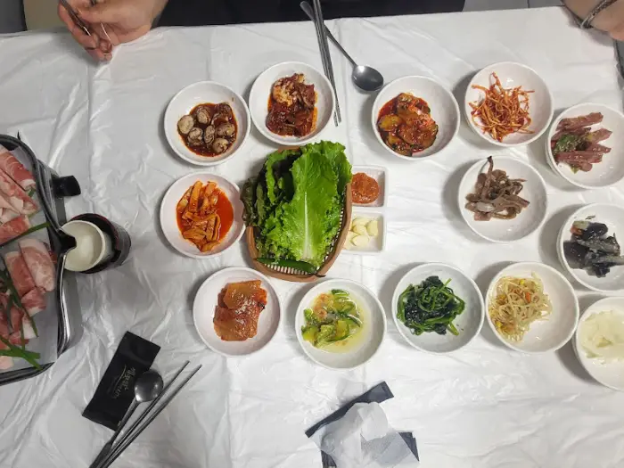 다양한 반찬들이 시선을 압도합니다.