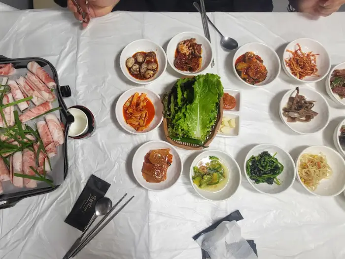 상추와 쌈장이 준비되어 있습니다.