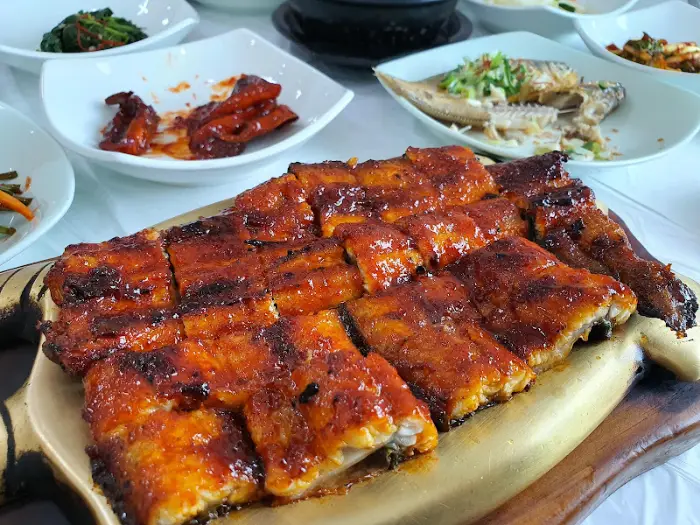 노릇하게 구워진 장어구이 한 상차림