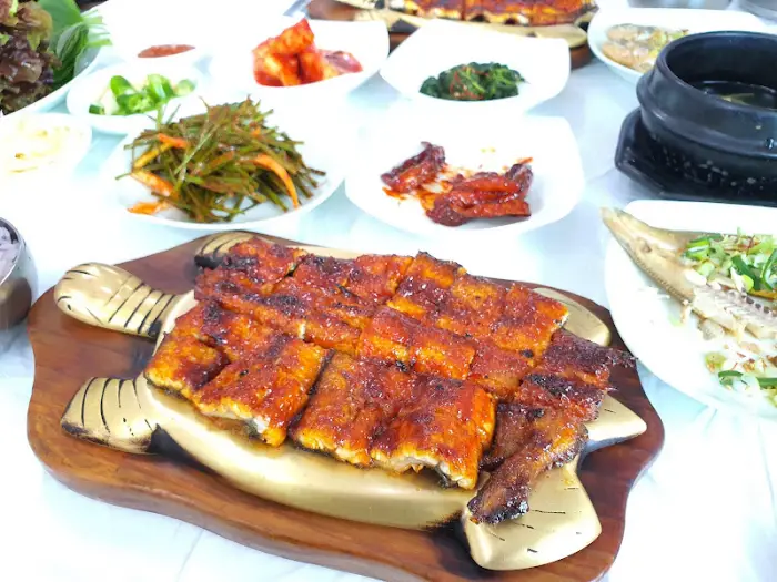 다양한 밑반찬과 함께 나온 장어구이
