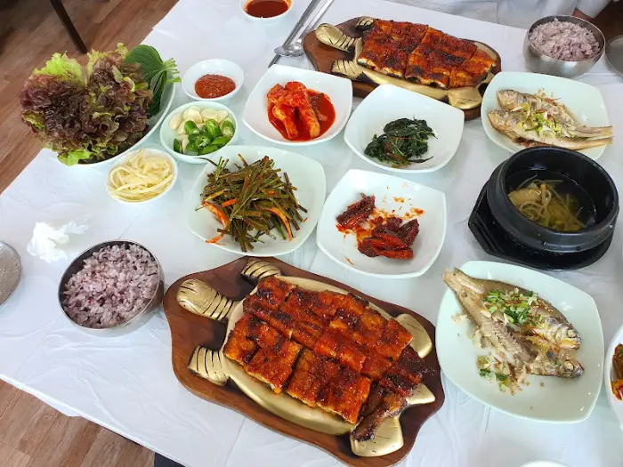 푸짐한 장어구이와 여러 가지 밑반찬, 생선구이