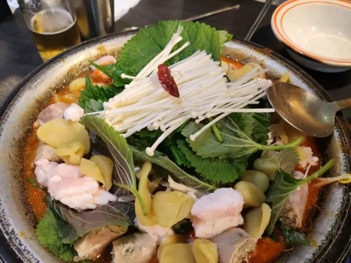 전골 속 순대와 곱창 클로즈업