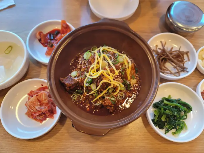 테이블에 차려진 다양한 음식과 반찬들