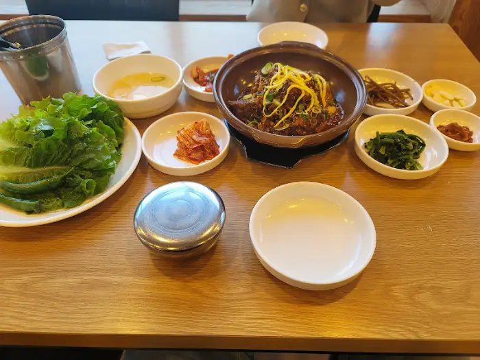 테이블에 차려진 음식들, 상추 쌈과 여러 반찬들