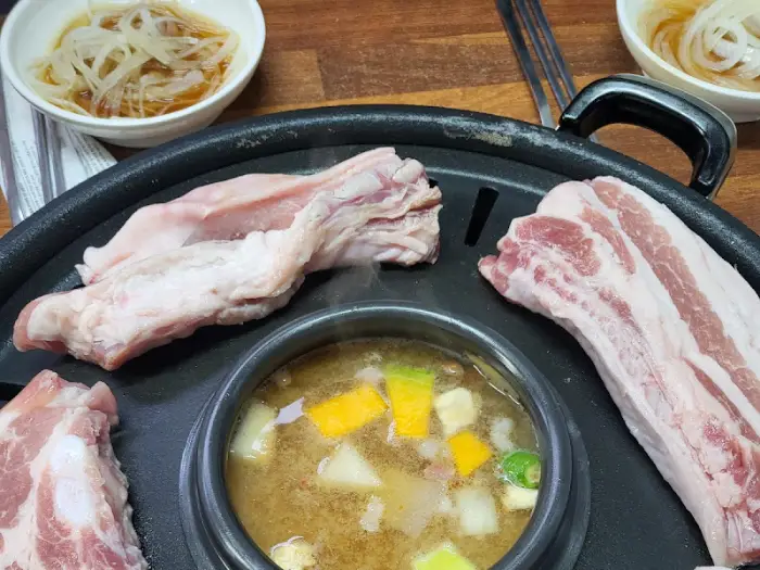 불판 위에서 익어가는 돼지고기