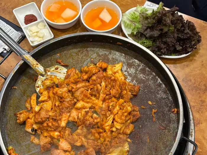 철판 위 닭갈비 조리 과정