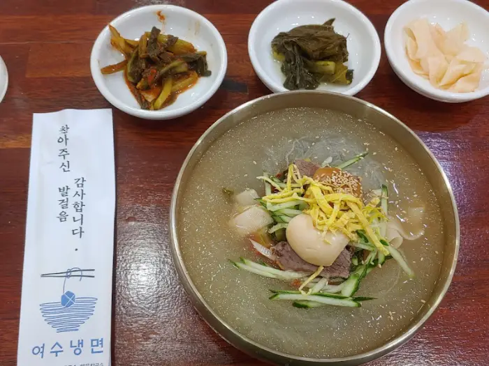 여수냉면 만두와 밑반찬