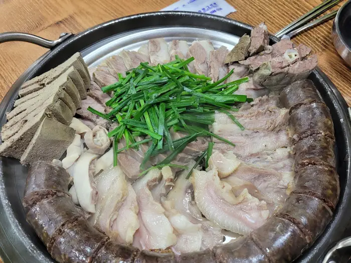 다양한 종류의 순대와 머릿고기 모둠