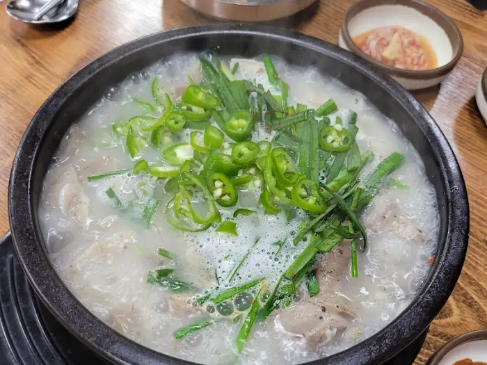 김이 나는 순대국 뚝배기의 클로즈업