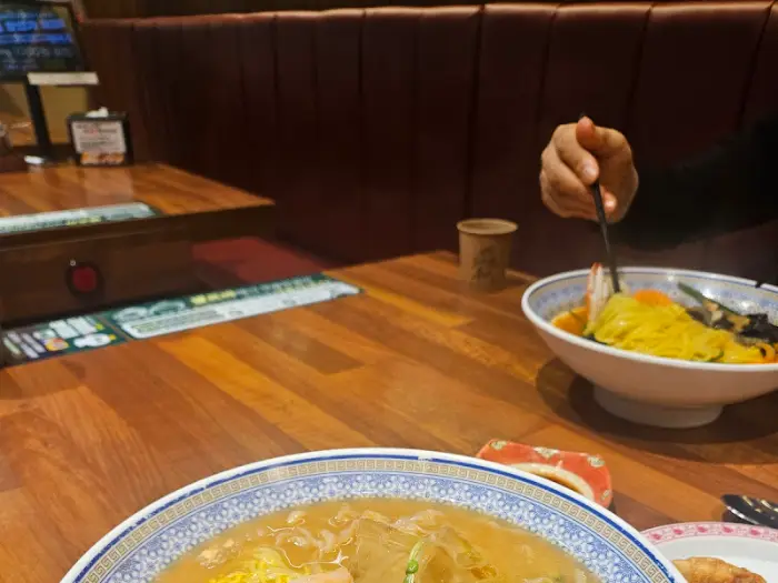 테이블과 짬뽕그릇