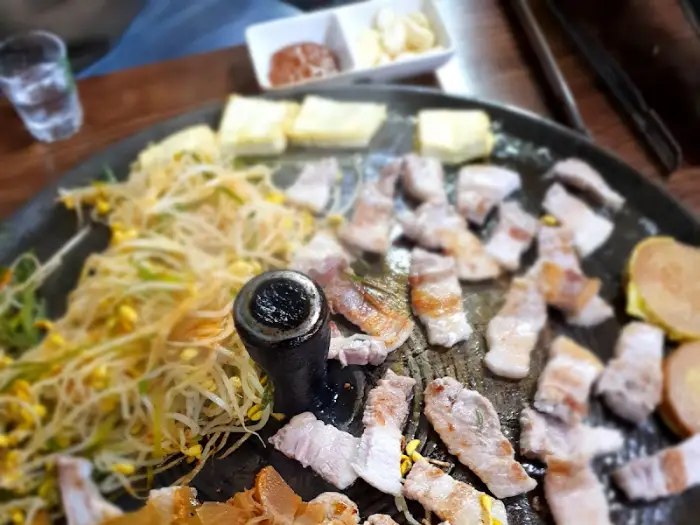 솥뚜껑 삼겹살과 콩나물, 김치, 두부 등