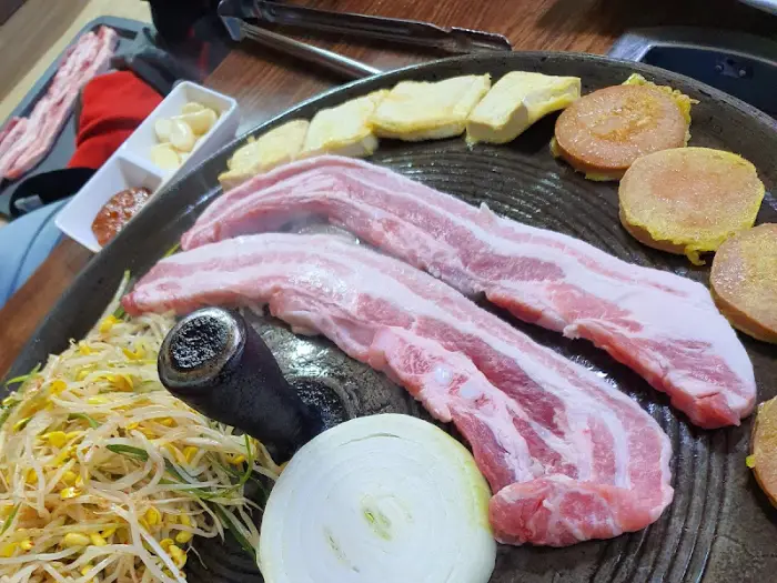 갓 나온 생삼겹살과 솥뚜껑 구이 준비