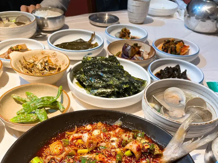 다양한 반찬과 메인 요리
