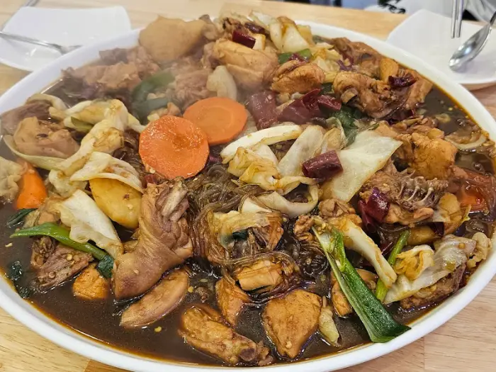 안동찜닭의 다양한 재료와 소스