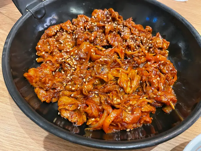 매콤하게 양념된 돼지고기 요리