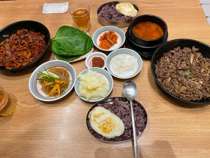 정갈하게 차려진 백반 한 상