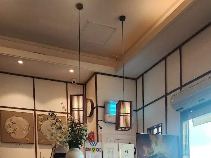 내부 조명과 장식