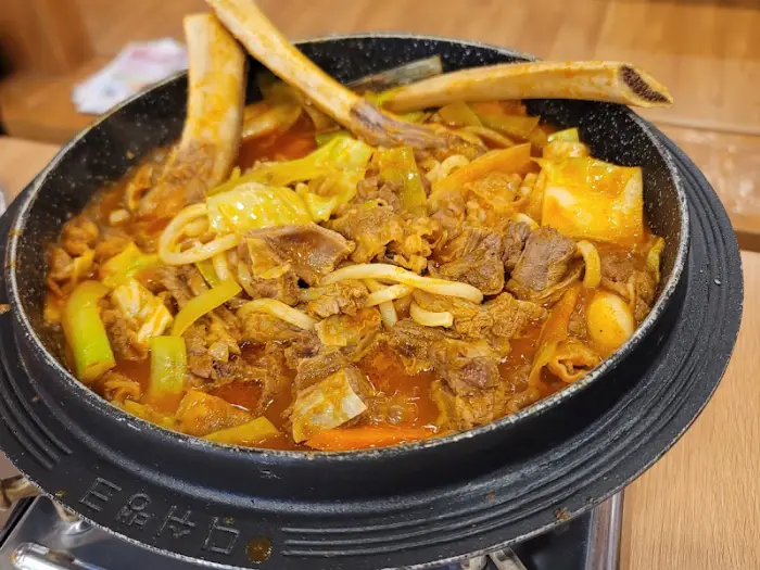 갈비찜과 곁들임 메뉴