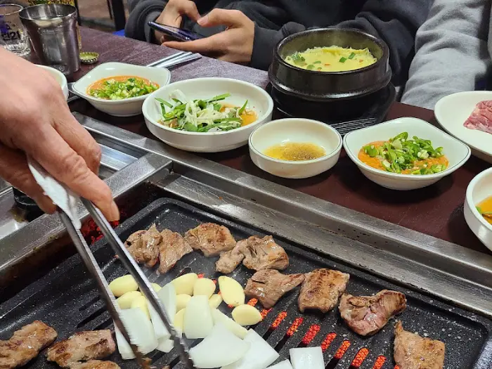 태영막창의 다양한 밑반찬과 정갈한 상차림