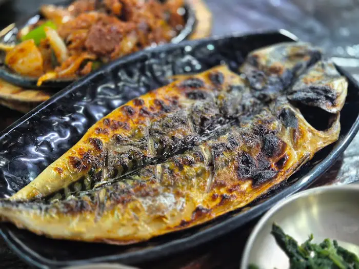 잘 구워진 통통한 고등어구이