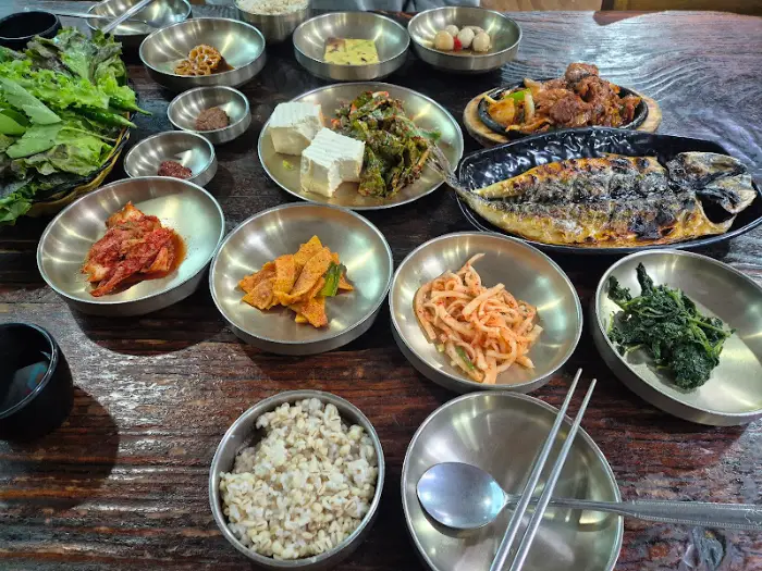 신선한 채소와 두부가 어우러진 두부 겉절이