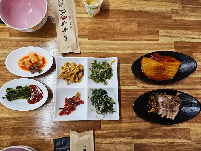 다양한 반찬이 차려진 밥상
