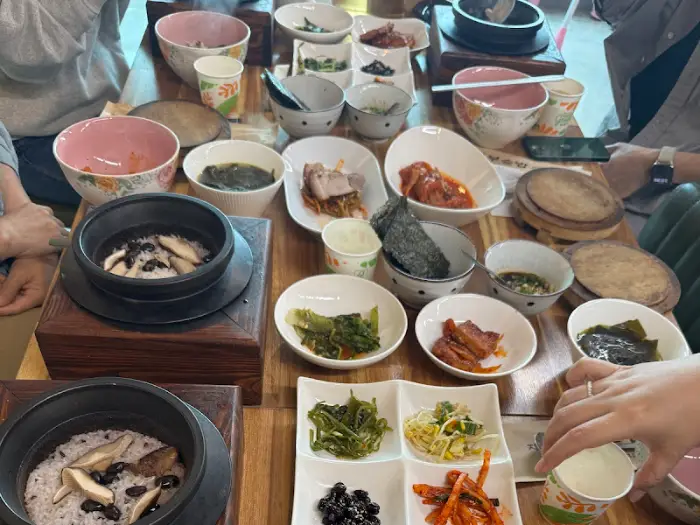 테이블에 차려진 솥밥과 반찬들
