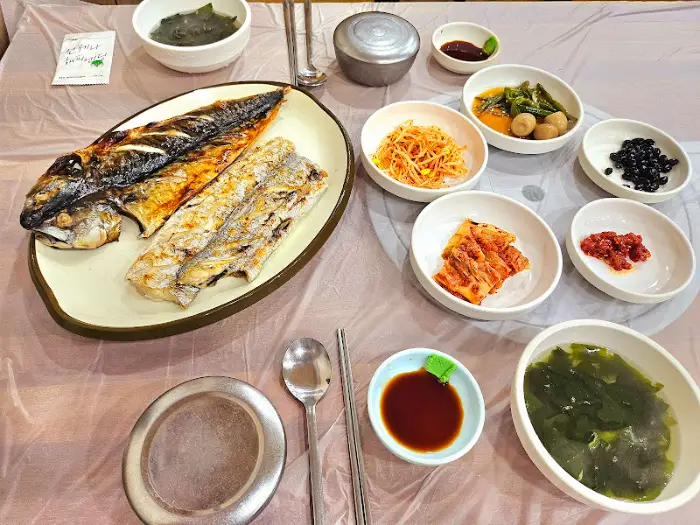갈치구이와 고등어구이, 그리고 반찬들