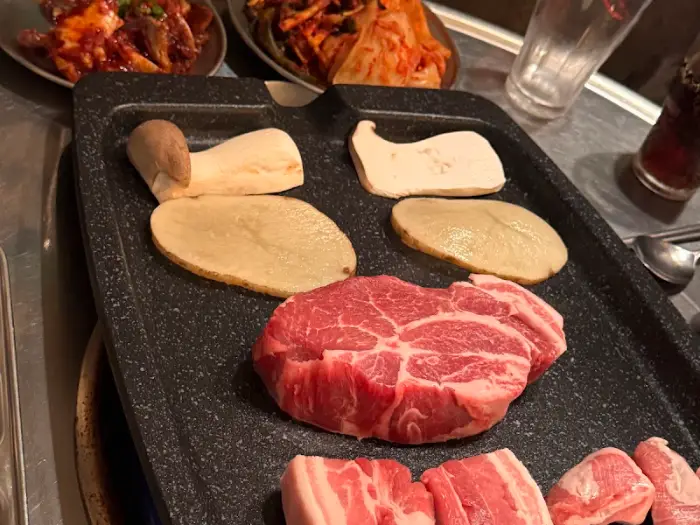 잘 익은 돼지고기 한 점