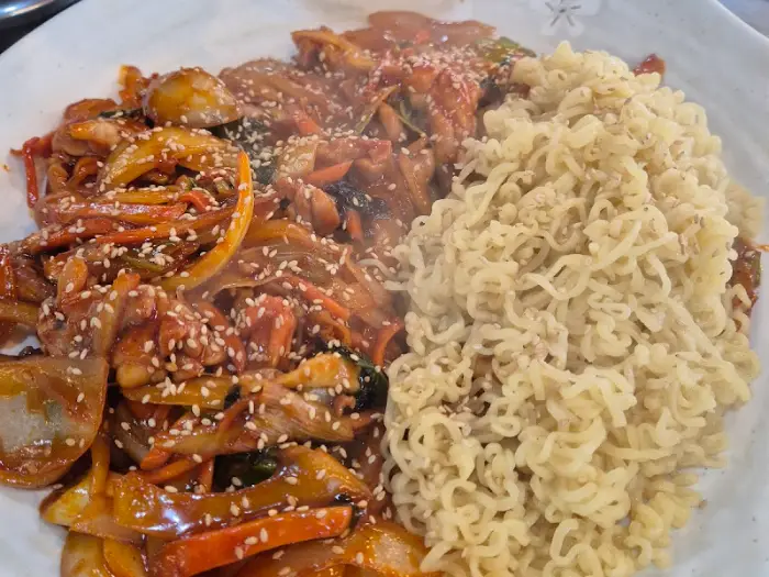 푸짐한 닭갈비와 함께 제공된 라면 사리
