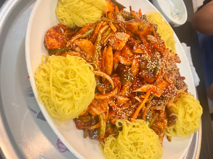 닭갈비와 함께 제공된 비빔 국수 또는 소면