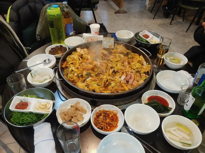 푸짐하게 차려진 식탁, 닭갈비와 다양한 음식들