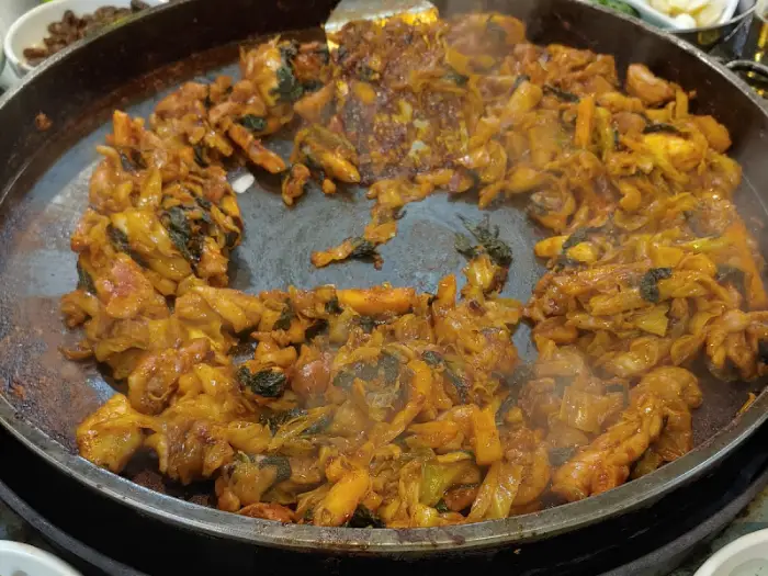 주방에서 끓고 있는 닭갈비 냄비